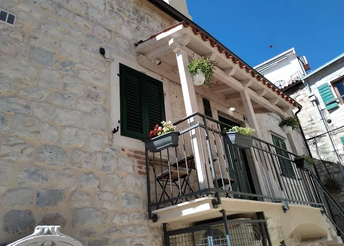 Apartment Perfectly Located Cherry Stone House Split