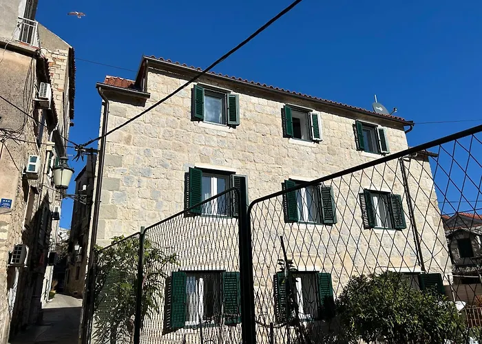 Perfectly Located Cherry Stone House * Split