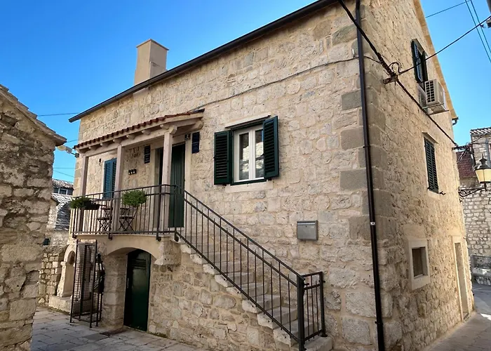 Perfectly Located Cherry Stone House Apartment *