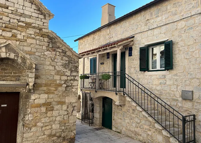 Perfectly Located Cherry Stone House * Split
