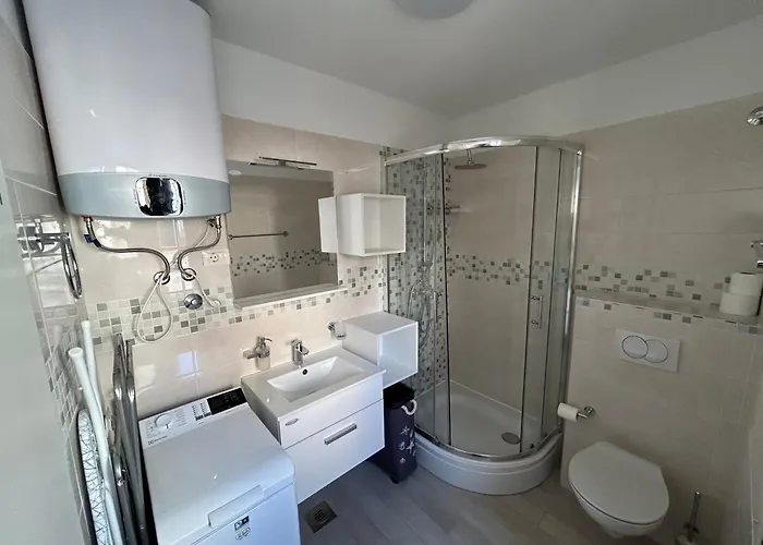 Perfectly Located Cherry Stone House Apartment Split