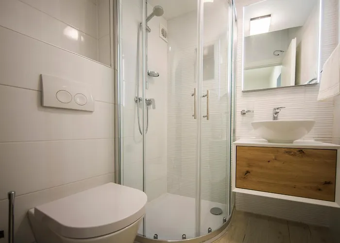 Perfectly Located Cherry Stone House Apartment Split
