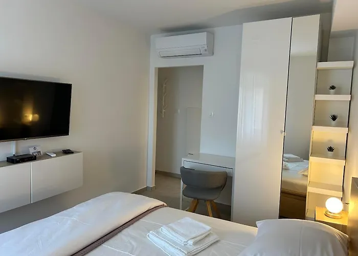 Perfectly Located Cherry Stone House * Split