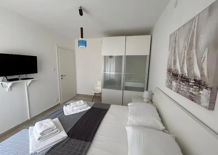 Perfectly Located Cherry Stone House Apartment Split
